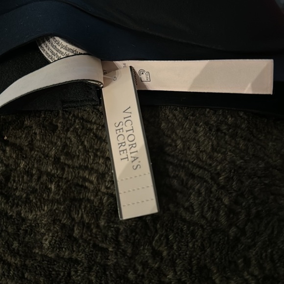 New - INCREDIBLE BY VICTORIA’S SECRET
Wireless Push-Up Bra‎ - Picture 6 of 9